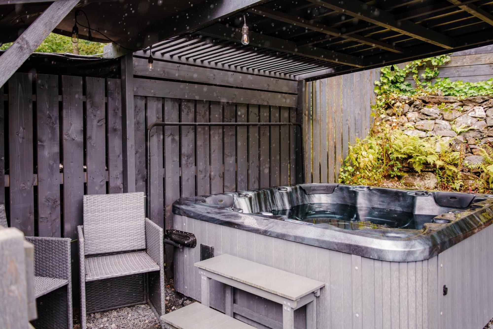 Squirrel Bank, With A Hot Tub & Parking Vila Bowness-on-Windermere Exterior foto