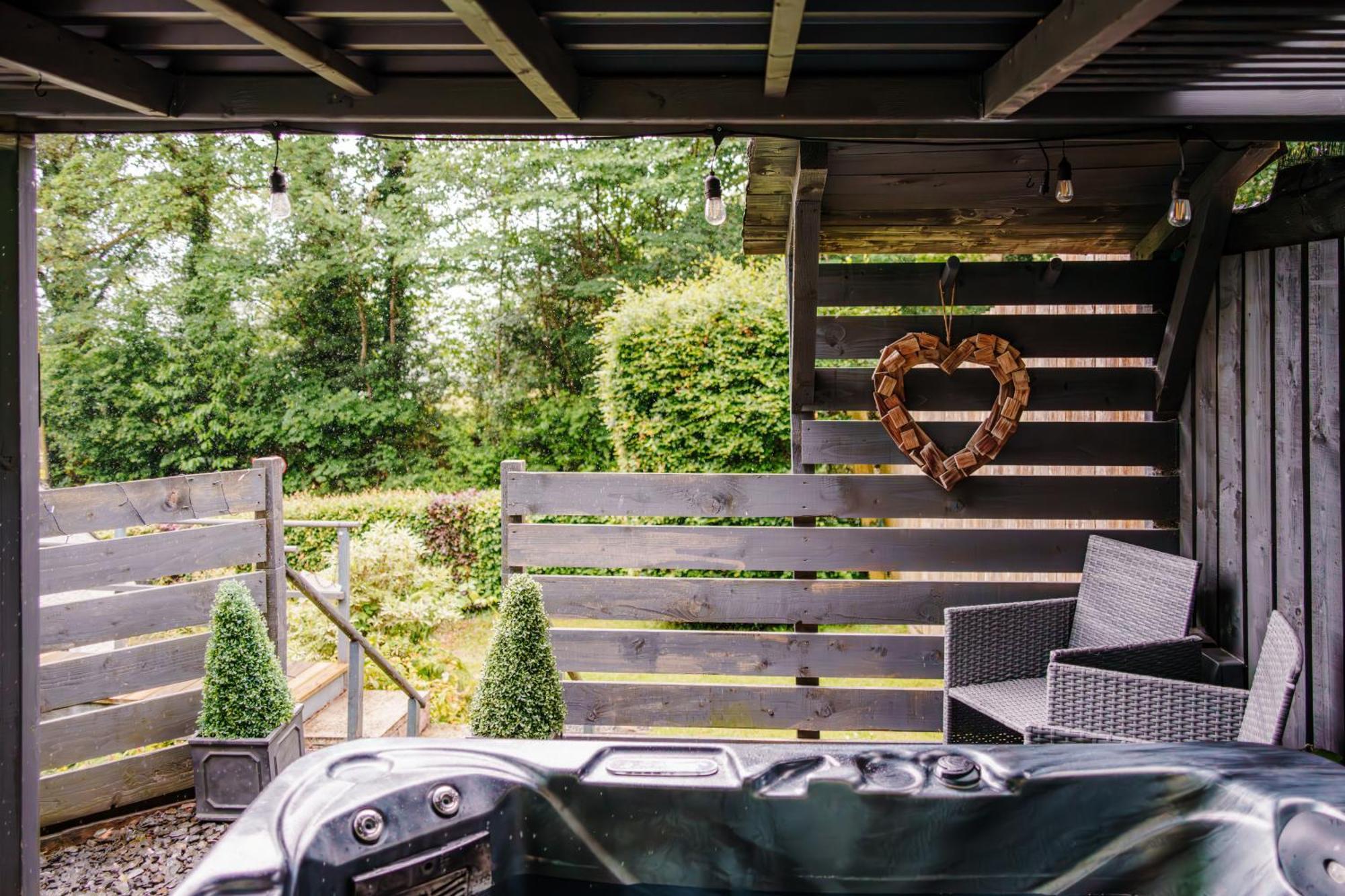 Squirrel Bank, With A Hot Tub & Parking Vila Bowness-on-Windermere Exterior foto